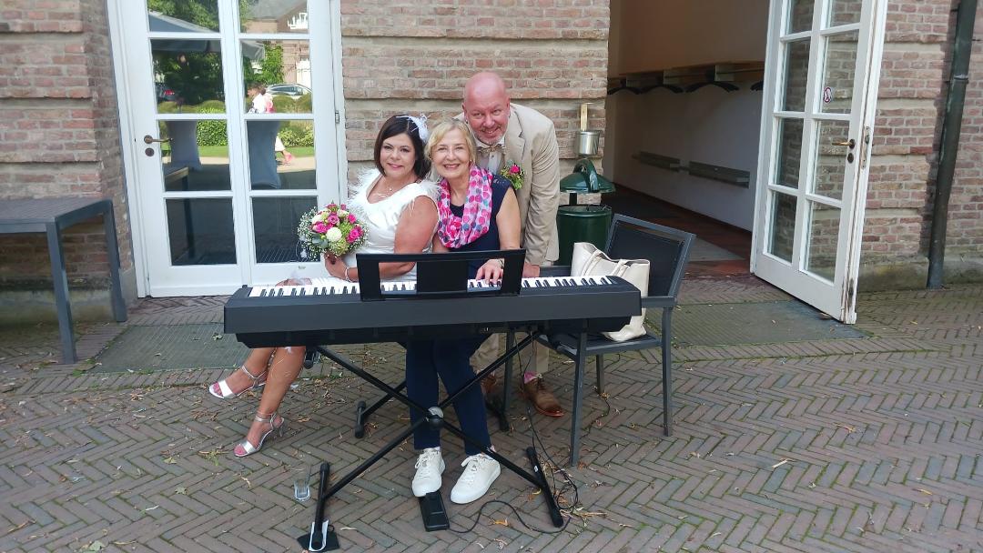 Simone Andrea Laduch mit Klaviermusik für Events