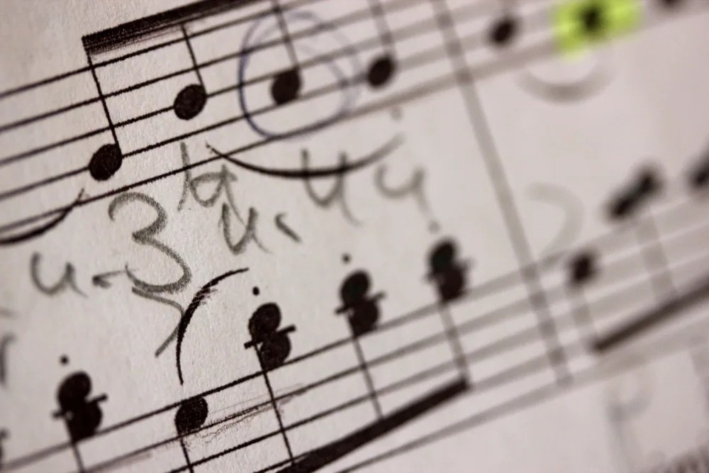 Musiktherapeutische Beratung am Niederrhein und in der Rhein-Ruhr-Region mit Simone Andrea Laduch. Musik als Impuls für persönliche Reflexion.